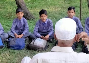 SRINAGAR, SEP 28 (UNI):- A government school in Bandipora district of Jammu and Kashmir has begun a unique initiative  of 'know your elders' and under this programme students meet their elders to benefit from their experiences. UNI PHOTO-5U